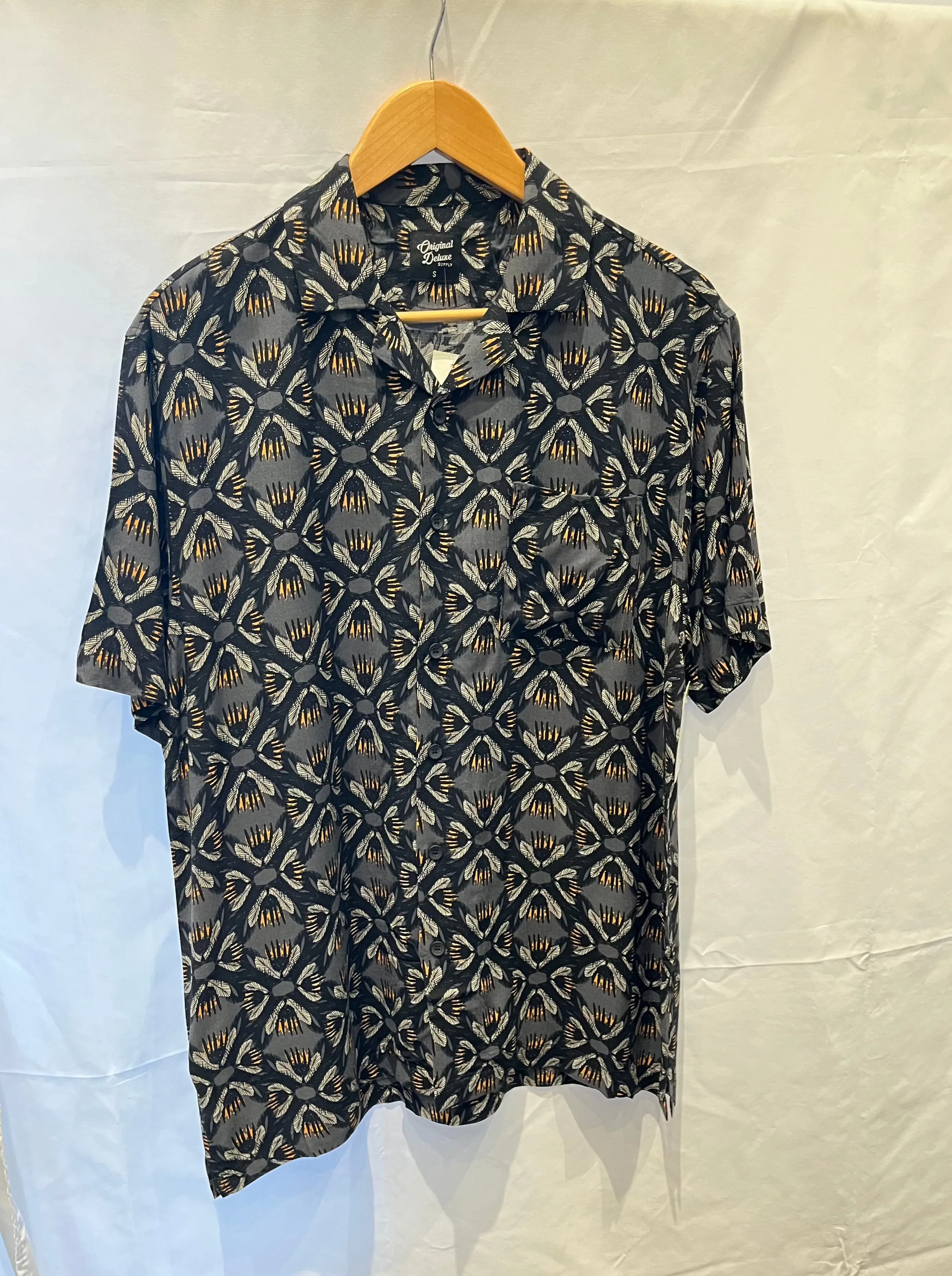 GEO LEAVES PRINT SHORT SLEEVE SHIRT