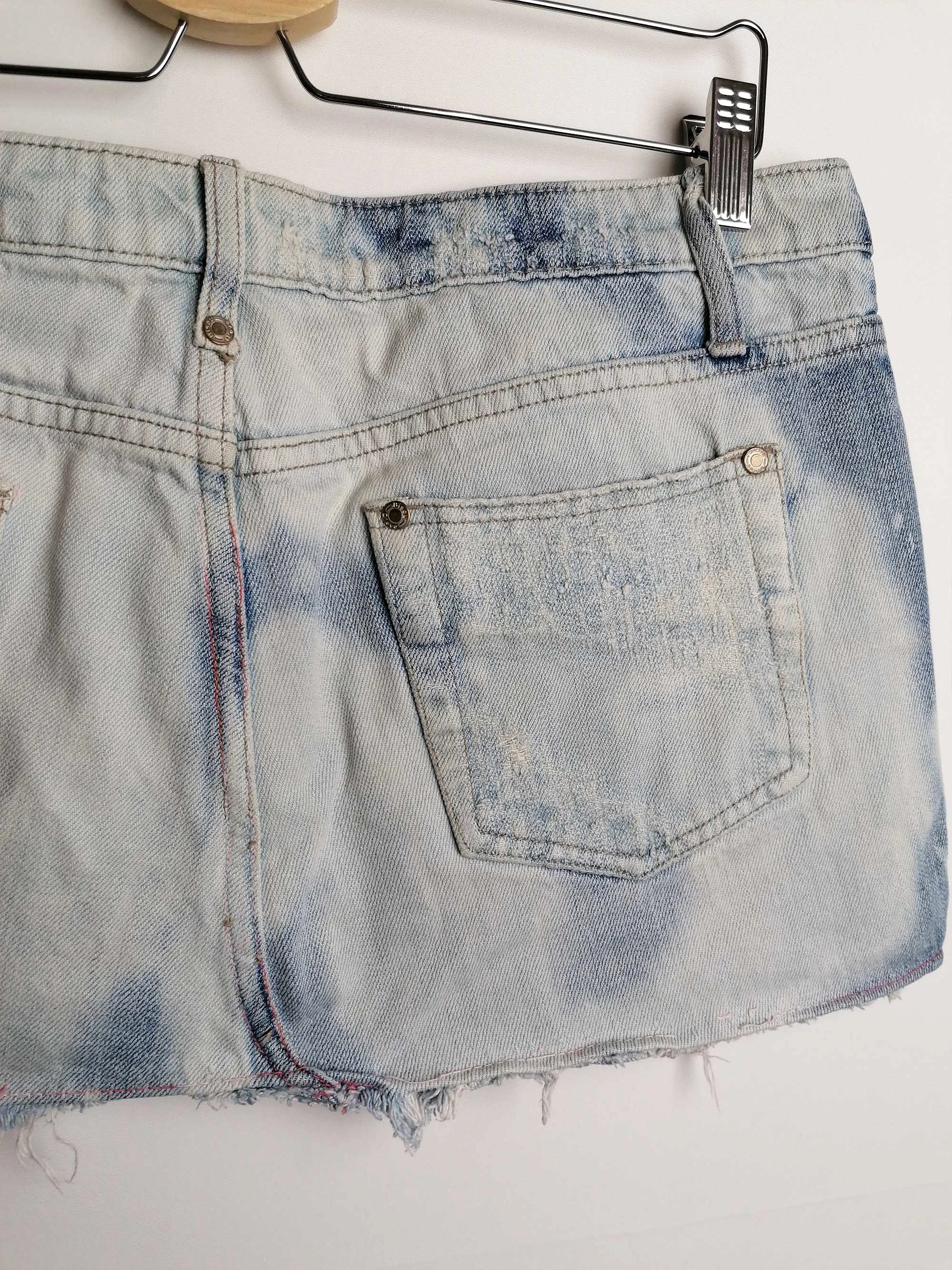 Y2K Denim low waist mini-skirt frayed hem - size M